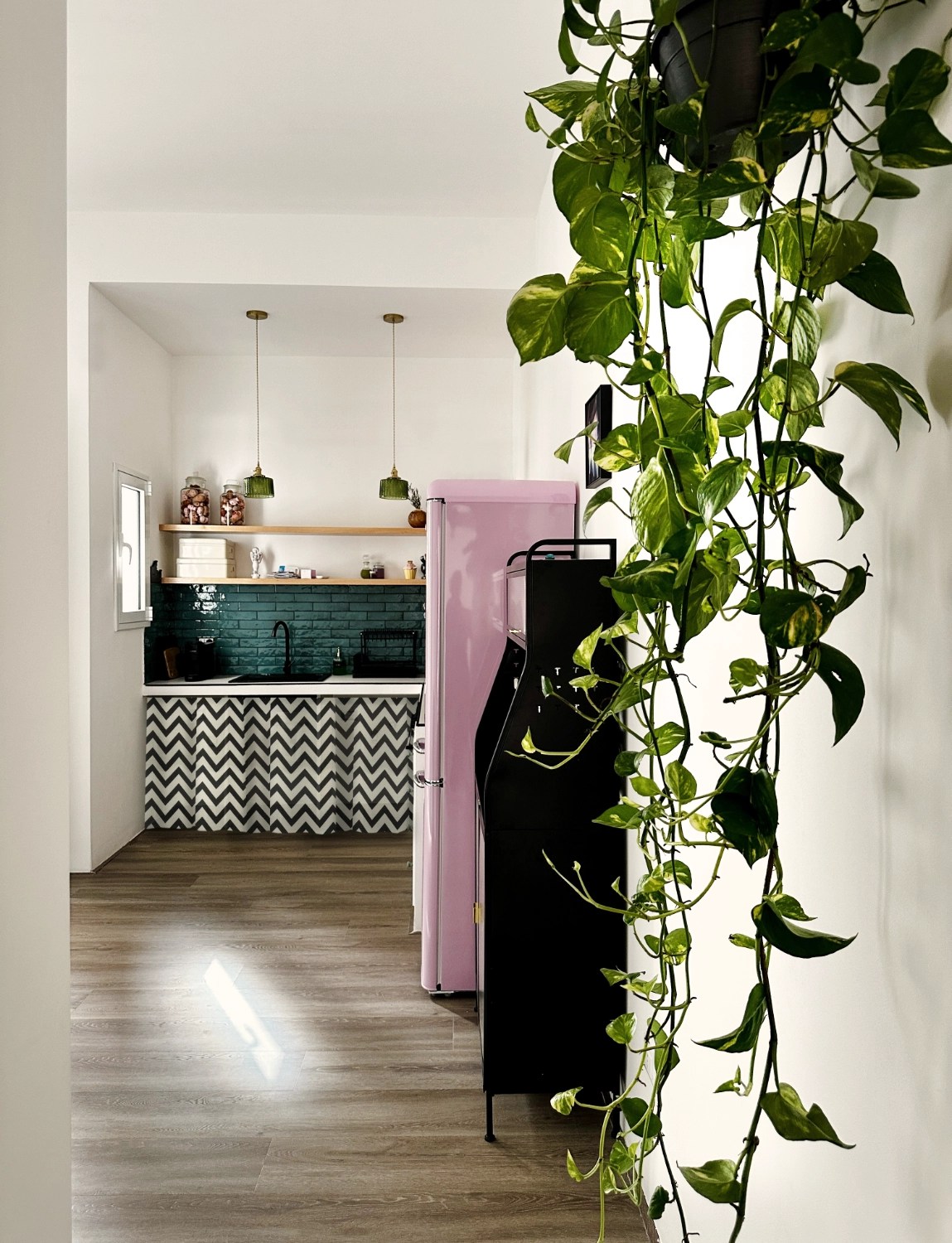 The kitchen, renovated. Clap! oak parquet, installed w/o skirting board.